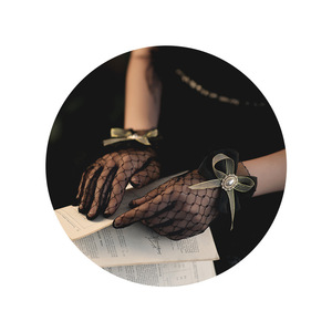 S0727R Gants de robe de mariée Gants en dentelle noire et blanche en maille tricotée à haute élasticité - Product Image 5