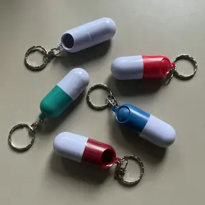 Custom Reis Capsule Pil Dispenser Sleutelhanger Gemakkelijk Open Plastic Mini Capsule Pillendoos Met Sleutelhanger