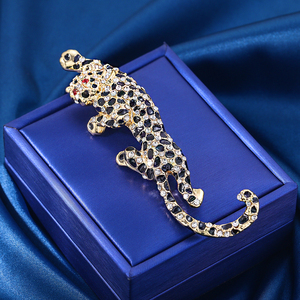 Spille e Gioielli Weiman da Donna con Motivo Ghepardo, Eleganti e Placcati in Smeraldo e Oro, Vendita all'Ingrosso - Product Image 3