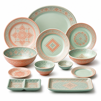Vaisselle et articles de table en mélamine combinés à une collection de plats décoratifs en mélamine