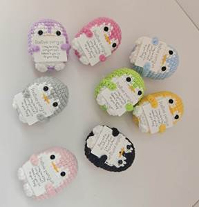 Pingüino de Ganchillo Hecho a Mano con Palabras de Energía Positiva, Superventas - Product Image 2