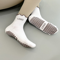 Chaussettes de Pilates antidérapantes OEM avec bordure à volants, logo personnalisé, chaussettes de yoga antidérapantes pour femmes, exercices en intérieur