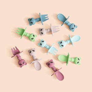 ชุดอาหารเด็กปลอดสาร BPA ทำจากซิลิโคนเกรดอาหาร ลายการ์ตูนรูปหมี ชุดช้อนส้อมสำหรับฝึกทานอาหารสำหรับเด็กทารก รับผลิตแบบ ODM OEM - Product Image 1