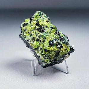 Esemplare di peridoto naturale-con matrice di Lava-<span class=keywords><strong>rocce</strong></span> <span class=keywords><strong>verdi</strong></span> e nere-per la creazione di gioielli, decorazioni per la casa, esposizione da collezione - Product Image 1