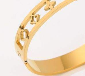 Bracciale alla Moda in Acciaio Inossidabile con Lettera V Traforata, Placcato Oro, Gioiello Unisex da Regalo - Product Image 4