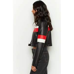 Chaqueta de Cuero Sintético Personalizada 2026 para Mujer, Estilo Motociclista Corto, Y2K, Prenda Exterior Moderna, Manga Larga, Tejido Entrecruzado - Product Image 3