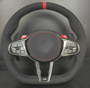 Garniture de volant en cuir sur mesure à fond plat avec palettes de changement de vitesse rouges pour les modèles M Competition de la série G - Product Image 1