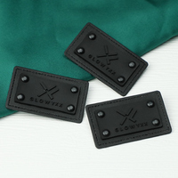Étiquettes en cuir PU combinées avec des patchs 3D personnalisés en silicone pour vêtements, sacs et chaussures