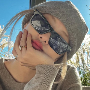 Nuevas Gafas de Sol Cuadradas Clásicas de Moda en Oferta, Gafas de Sol de Verano de Alta Calidad al por Mayor para Hombre y Mujer, Montura Completa Cuadrada - Product Image 1