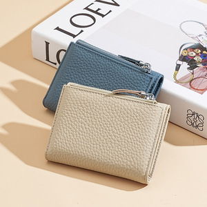 Portefeuille pour femme à trois compartiments en cuir véritable avec protection RFID anti-fraude, plusieurs emplacements pour cartes et poche zippée pour pièces de <span class=keywords><strong>monnaie</strong></span> - Product Image 1