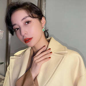 Модные серьги-кольца в виде четырехлистного клевера 2023 темпераментные золотые серьги женские классические серьги в стиле ретро - Product Image 3