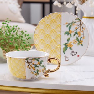 Ensemble tasse et soucoupe à thé en céramique orientale avec anse dorée et motif floral pour le thé de l'après-midi - Product Image 1