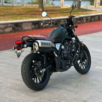 Moto Ho CL500 Retro Scrambler, moteur bicylindre en parallèle refroidi par liquide de 471 cm³ pour les trajets urbains