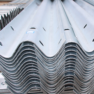 Guardrail con fascio W conforme AASHTO: barriera in acciaio rivestito di zinco e conveniente per un contenimento superiore di motocicli e veicoli - Product Image 3