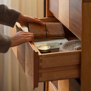 ตู้เก็บของไม้เชอร์รี่ลายตารางหมากรุกสีดำวอลนัทแบบห้าลิ้นชักสไตล์เรโทร Genji Wood Language สำหรับห้องนอน - Product Image 2