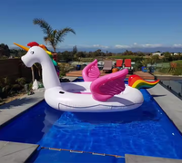 Une fête pour 6 personnes avec des cygnes, des flamants roses, des arcs-en-ciel, des licornes, des piscines gonflables, des îles flottantes et des radeaux