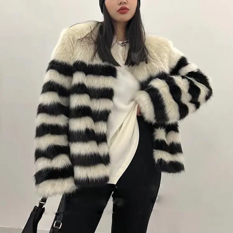 Gevşek beyaz renk siyah şerit moda taklit tilki kürk uzun kollu yuvarlak boyun kış ceket kadın