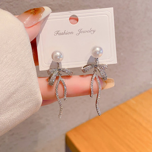 Boucles d'oreilles pendantes en strass argentés avec nœud et perle pour femme, idéales pour un anniversaire, boucles d'oreilles pendantes tendance - Product Image 4