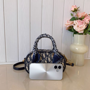 Sac à main pour femmes à motifs rétro tendance. Fabriqué en matériau PU. Sac à main de luxe de créateur. - Product Image 3