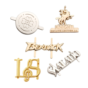 Etiqueta de Metal Personalizada con Logotipo de Marca y Diseño Único, con Pin para Maletas y Bolsos - Product Image 6