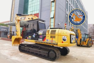 Excavadora Usada en Japón, Caterpillar 320DL/320D2/320D2L de 20 Toneladas, Modelo 2021, de Segunda Mano, con Motor y Bomba, 2000 Horas, en Stock - Product Image 4