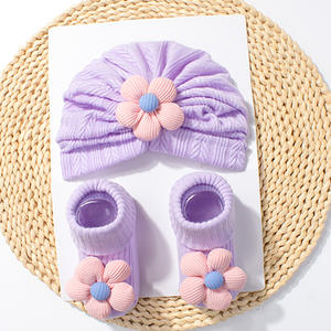 Nuevo conjunto de dos piezas para bebés, bonitos sombreros de flores pequeñas para niñas, calcetín combinado de encaje de algodón de invierno, diseño de oreja Lisa tejida para pequeños - Product Image 6