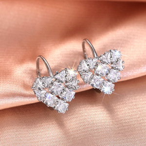 Orecchini a Cuore per Donne, Stile Pave Scintillante, Gioielli per Orecchie Carini e alla Moda - Product Image 6