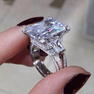 Anello quadrato in cristallo da donna, accessorio minimalista alla moda per l'uso quotidiano - Product Image 2