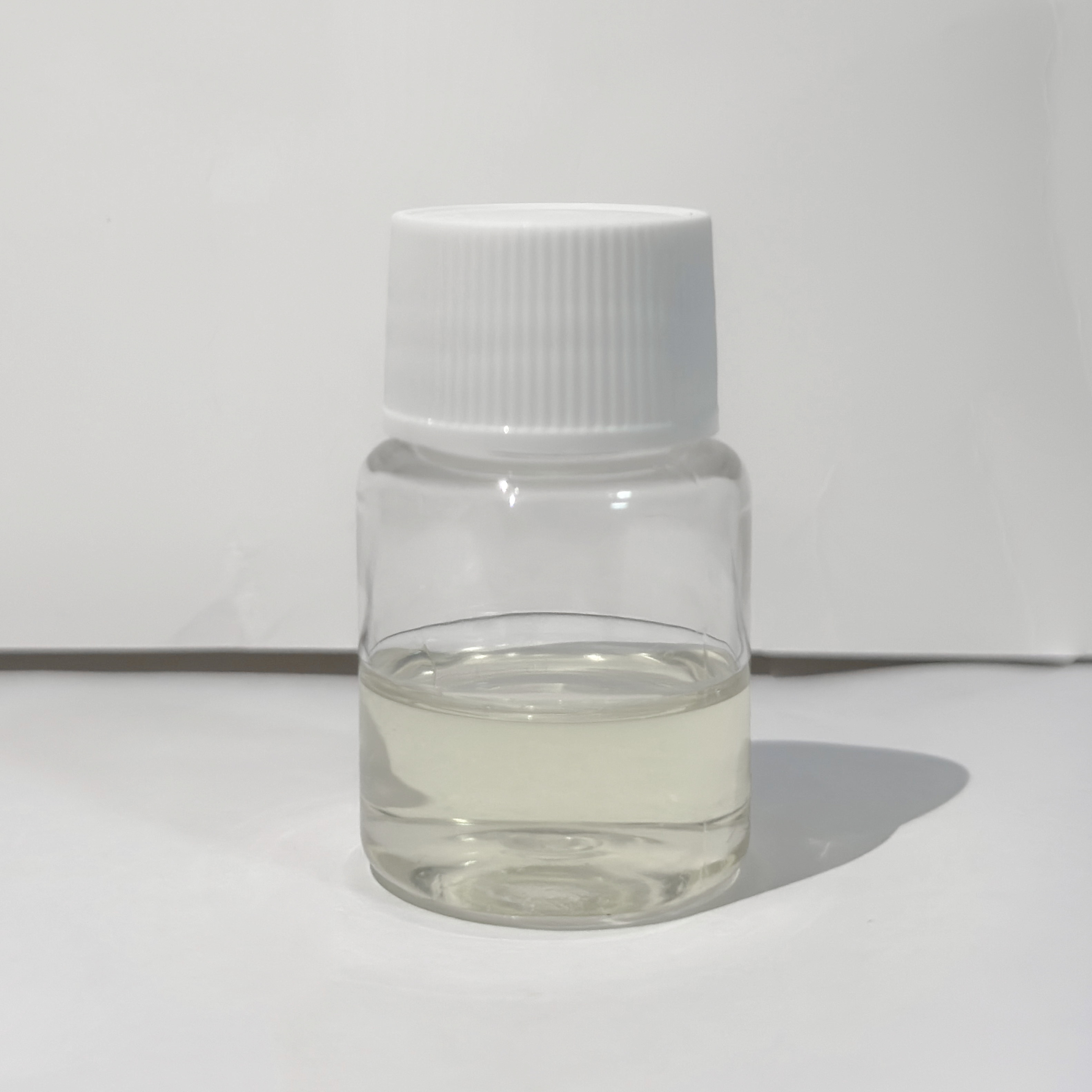 Liquide transparent incolore à jaune pâle