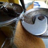 Machine à coudre industrielle à entraînement direct DS4-5 pour la couture de fourrures, idéale pour les vêtements en fourrure de vison, renard, peau de mouton et cuir.