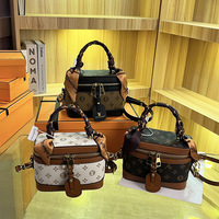 Sac fourre-tout de luxe imprimé haut de gamme pour femme, sac à cosmétiques polyvalent doublé en polyester, fermeture éclair, bandoulière unique, porté épaule ou croisé.8825
