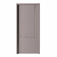 Porte intérieure en WPC taupe au design moderne avec incrustation verticale en métal champagne, porte de chambre en composite bois-plastique pour hôtel