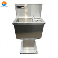 Bac à main en acier inoxydable industriel à commande au pied avec stérilisateur de couteaux pour abattoir et équipement de traitement de la viande