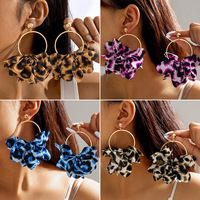 Boucles d'oreilles créoles mode bohème européenne et américaine, exagérées, colorées, en tissu imprimé léopard, avec fleur pendante en plastique, cadeau pour femme