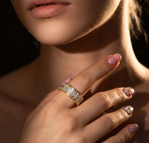 Anillo de Eternidad en Oro Amarillo con Moissanita Corte Esmeralda, Engaste en Canal, Estilo Geométrico de Lujo, Anillo de Boda Unisex - Product Image 6
