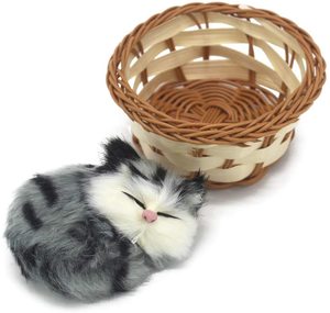 Chat endormi dans un panier, poupée, mini chaton dans un panier tissé avec des sons de miaulements, décoration pour le bureau, jouet cadeau, chat endormi mignon - Product Image 2