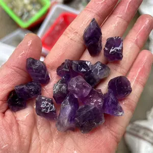 Vente en gros de décoration intérieure fengshui produits spirituels pierres précieuses brutes pierre brute améthste violette naturelle pour cadeau