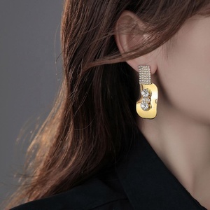 Pendientes de Botón Cuadrados Geométricos de Alta Gama, Chapados en Oro y Cobre, para Mujer, Moda Europea y Americana, Exagerados, Personalizados y de Nicho - Product Image 6
