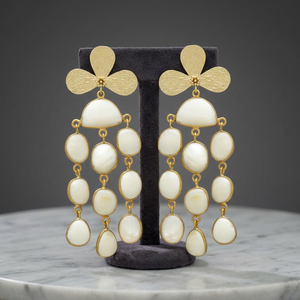 Nouvelle Arrivée Boucles d'Oreilles Chandelier en Laiton Plaqué Or avec Perles Blanches et 3 Clous en Forme de Feuille pour Mariage et Soirée - Product Image 3