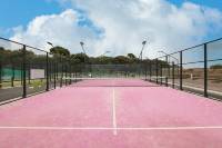 Terrain de padel panoramique extérieur haut de gamme bleu, terrain de tennis individuel avec gazon artificiel de 12 mm de hauteur pour usage sportif et construction.
