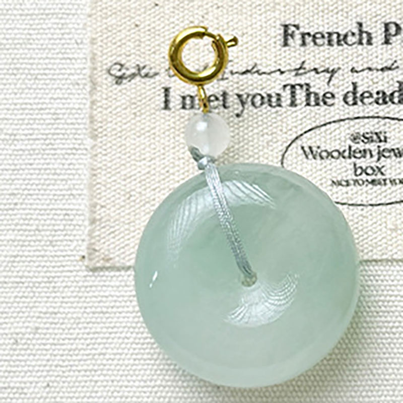 4.La boucle de sécurité est d'un blanc argenté, d'environ