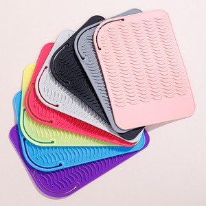 Coussin isolant thermique en silicone, design rectangulaire ondulé, pour lisseur et fer à friser, antidérapant, durable, portable - Product Image 3
