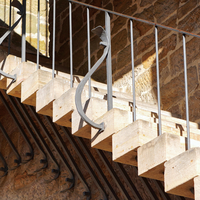 Escalier flottant intérieur sur mesure Prima Factory, style européen, escalier cantilever, marches en chêne, garde-corps en verre trempé