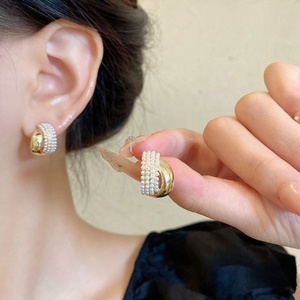 Nouvelles Boucles d'Oreilles Clous en Métal Arc de Perle, Style Rétro Français Tendance, Luxe Léger et Élégant, Plaqué Or, Idéales pour les Fêtes - Product Image 3