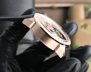 Reloj de negocios de lujo Jacob para hombre con correa de cuero Esfera de cristal de zafiro diseño de gran tamaño y resistente al agua - Product Image 3