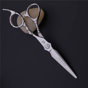 กรรไกรตัดผมมืออาชีพซูโจว 440C สแตนเลสสตีล ใบมีดแบน ด้ามยาว สำหรับช่างทำผม - Product Image 4