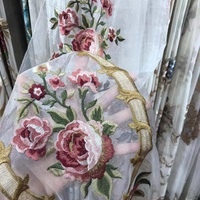 Rideau en tissu organza brodé de fleurs