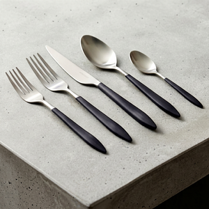 Ensemble de couverts à tête argentée et manche noir, en acier inoxydable moderne, élégant, pour la cuisine, la maison et les restaurants. - Product Image 1