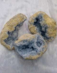 Groupe de géodes de Célestine naturelle très demandées, spécimen de pierre minérale polie pour la purification énergétique et l'affichage décoratif, à vendre - Product Image 4