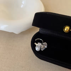 Clip de Oreja de Perlas y Circones Brillantes de Moda Francesa para Mujer, Sin Perforaciones, Estilo Vintage de Alta Gama - Product Image 1